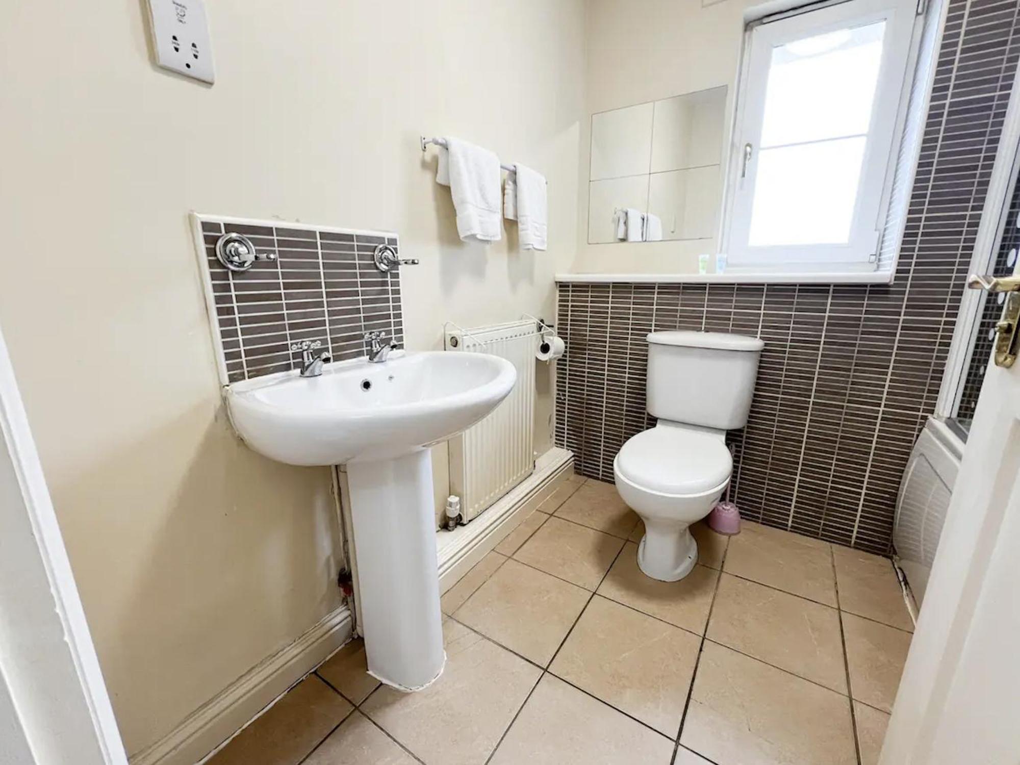 Glasgow Central - Entire House - Free Parking , Free Super Fast Wifi , Private Garden & Parking Security エクステリア 写真